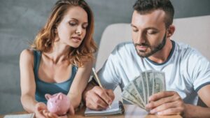 Pare de Culpar o Dinheiro: Como Mudar sua Relação com as Finanças e Prosperar